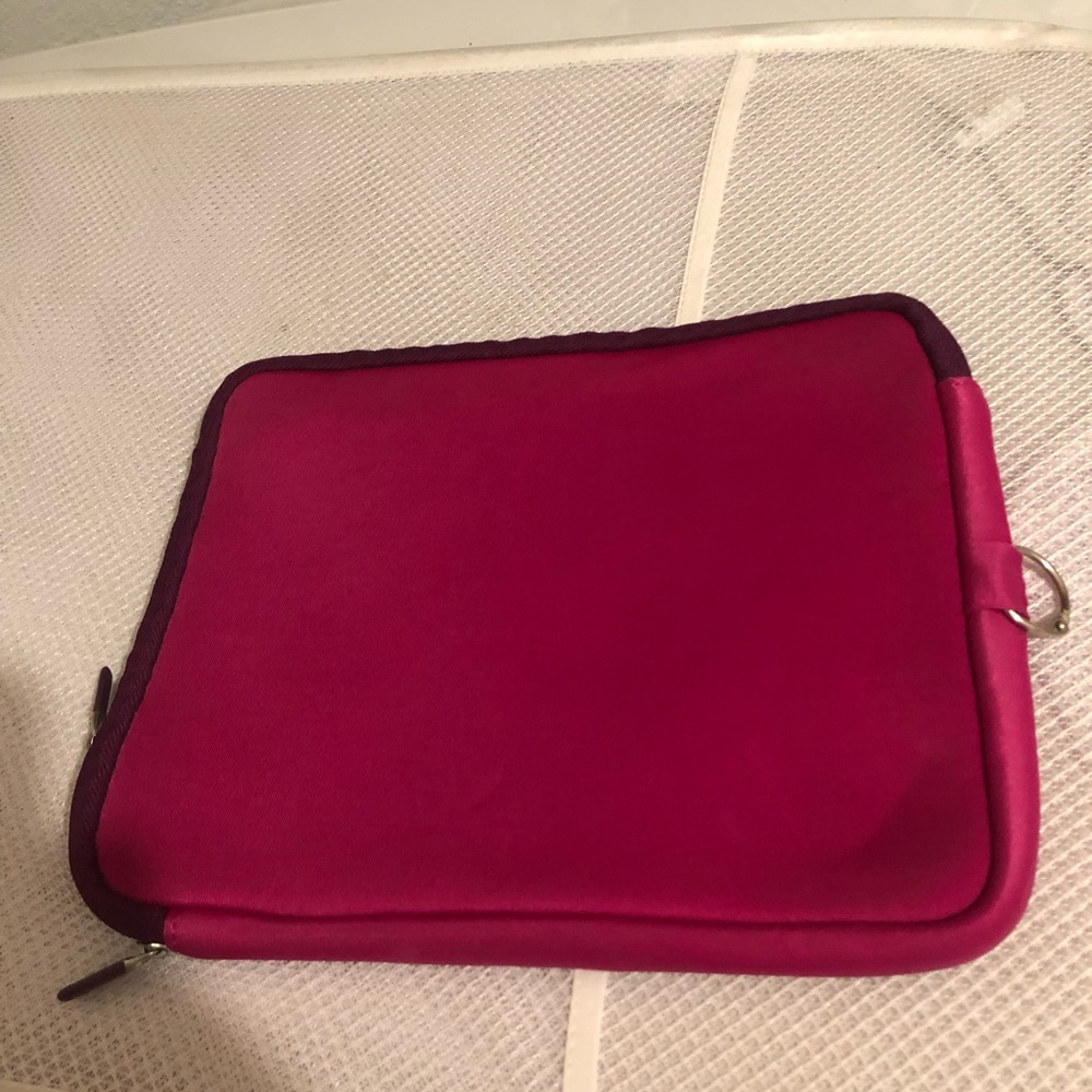 🍎Belkin Padded Tablet Pocket- 830 $15 or $12 w/offer